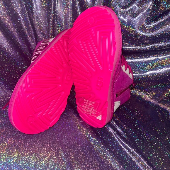 Child Neumel Graphic Outline Chukka UGG Boot - Picture 7 of 9